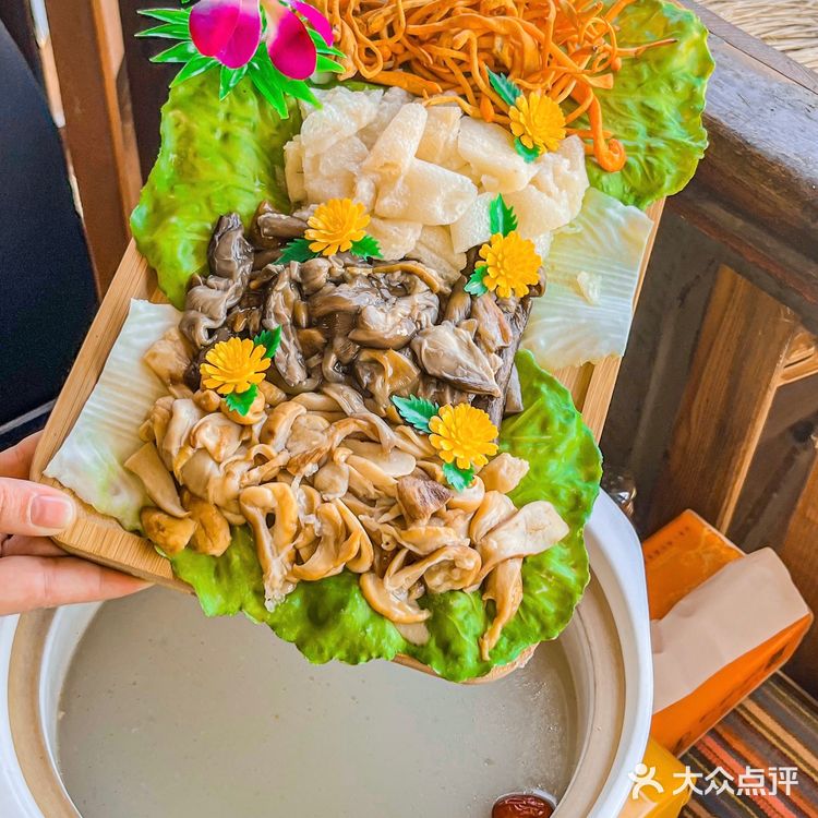 无比怀念茅草屋下鲜甜的野生菌菇鸡汤!