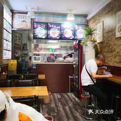 一群老板桌子下有人口_简笔画桌子上面有什么(2)