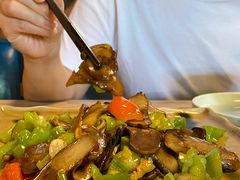 皱皮椒炒牛肝菌-缘生态云南菜·野生菌庭院餐厅(华侨城店)
