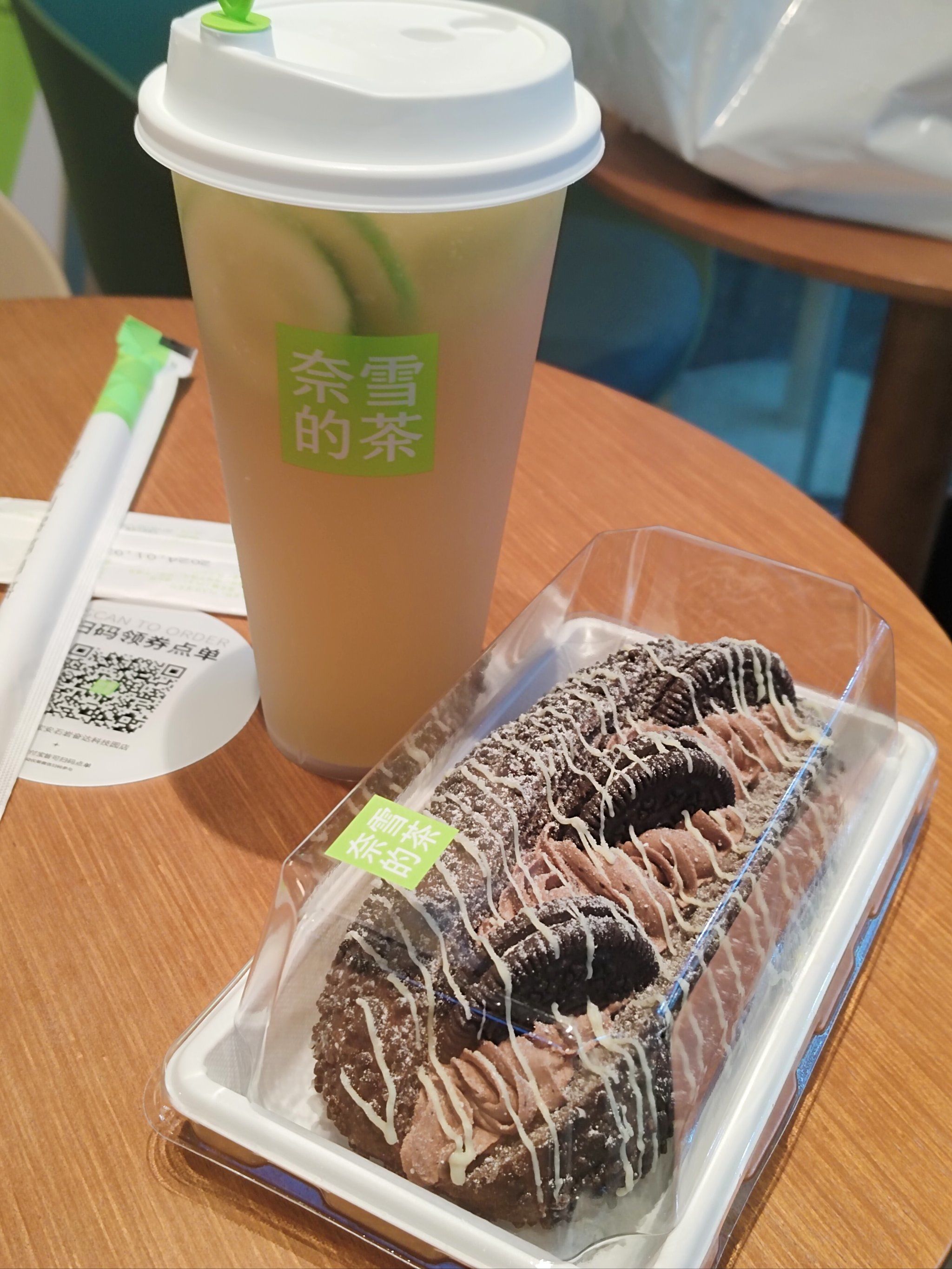 奶茶也很好喝,蛋糕特别特别好吃,小姐姐的服务也很好