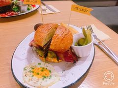 经典牛肉汉堡-HELLO 27 意面·沙拉·帕尼尼