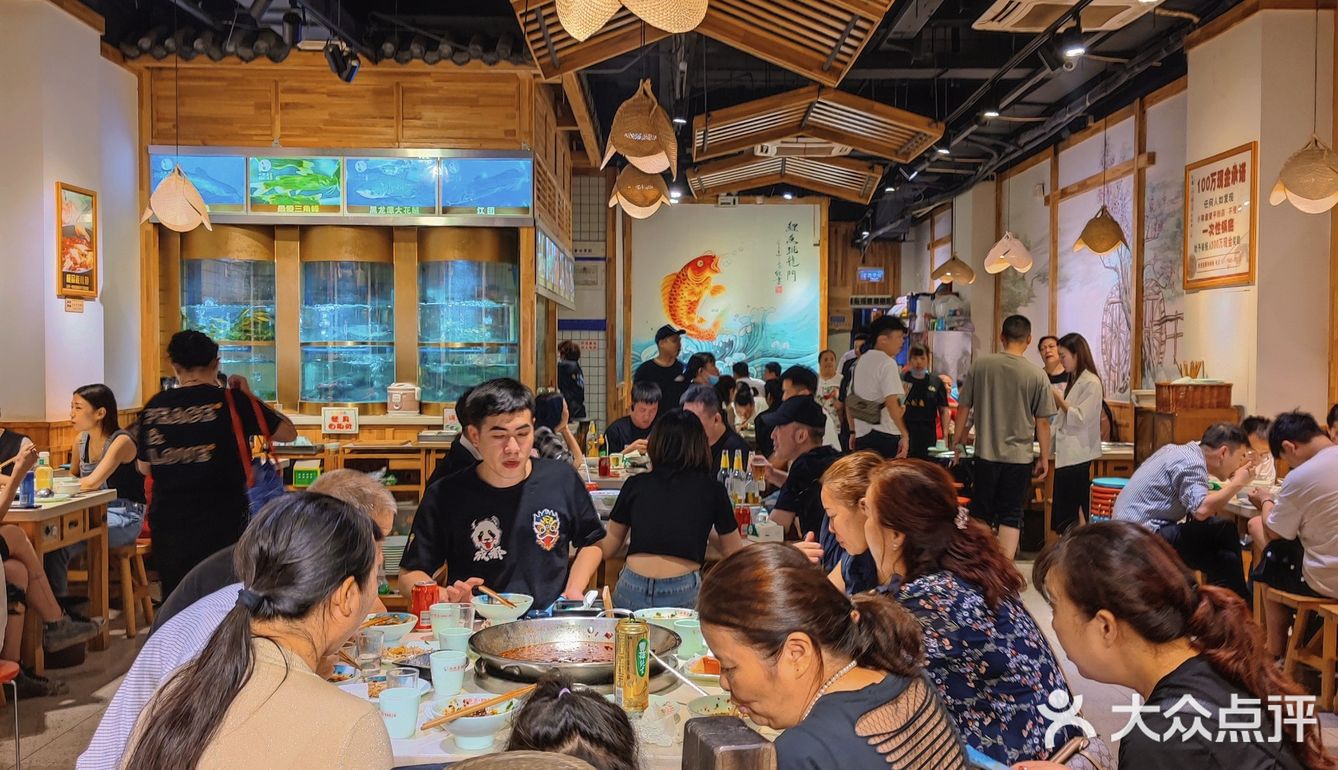 据说这家一直排队的火锅店里有对神仙眷侣-肥肠配鱼？