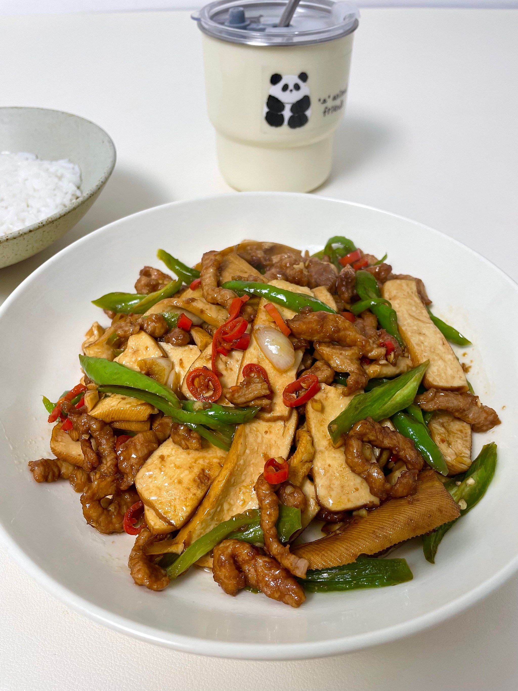 是我拿手的家常菜
每次做这个菜米饭都要多吃一碗饭,香干和肉丝都很