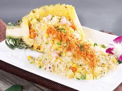 菠萝海鲜炒饭-马来西亚肉骨茶汤·招牌螃蟹·烧鸡·呷喱吧吧(海上世界店)