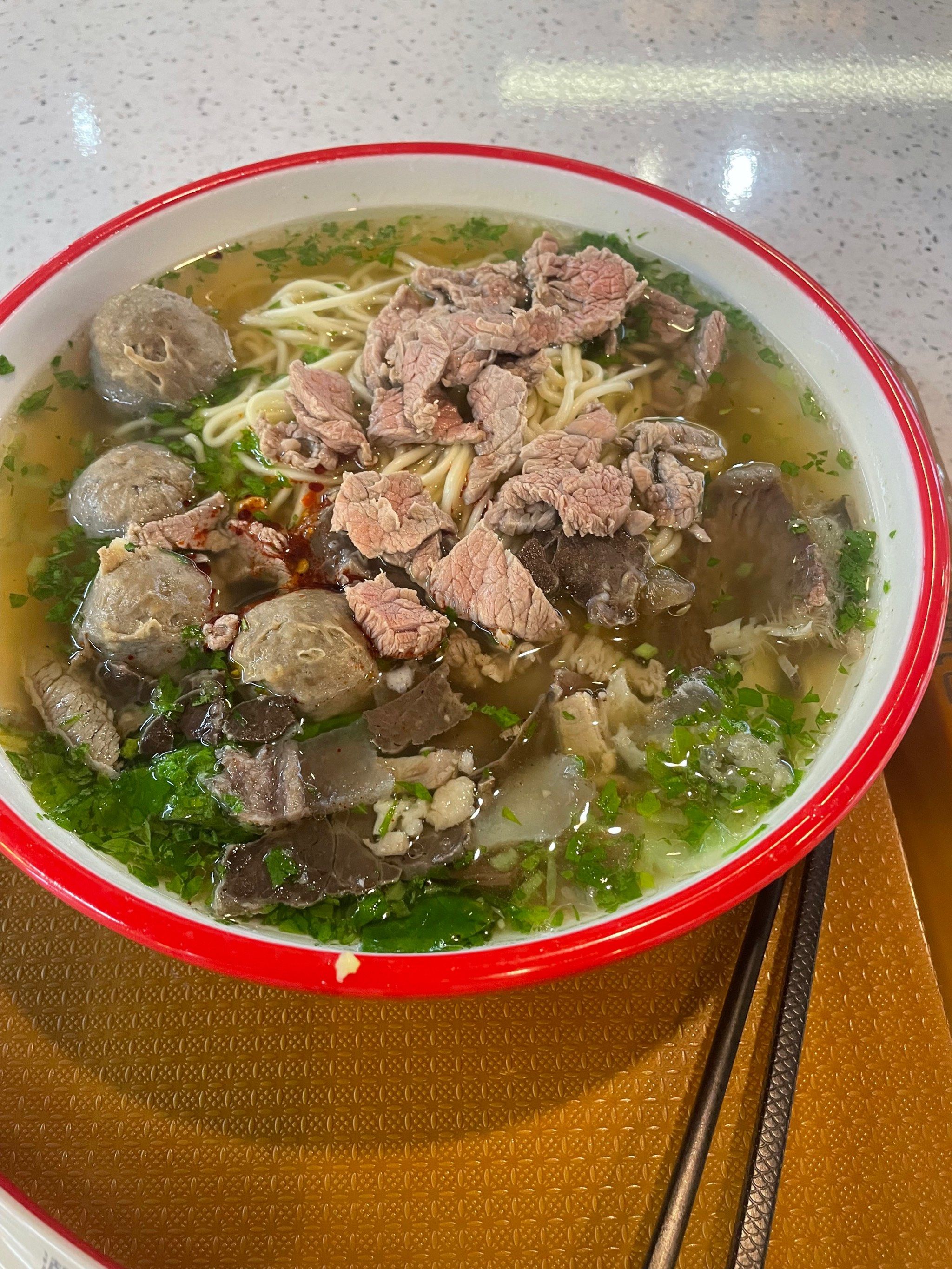 食品一店里的潮汕牛肉面,好牛肉还得是粉嫩嫩的