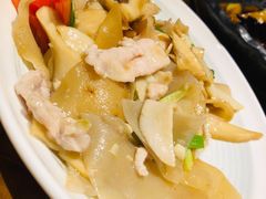 杏鲍菇竹耳爽肉片-十三式重庆江湖菜(金茂览秀城店)
