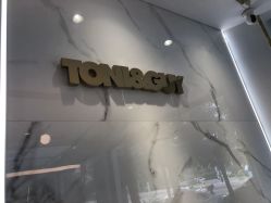 -托尼盖·烫发·染发·专业店