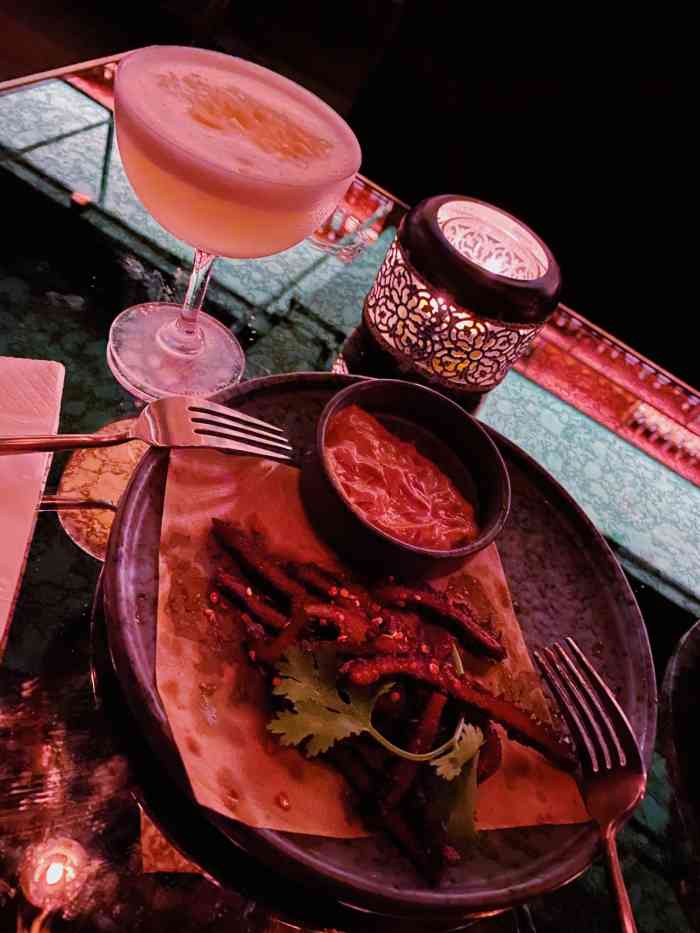 arch-"在南京路附近吃饭 选了个酒吧小酌 9点到."-大众点评移动版