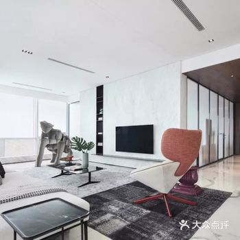 这种吊顶大多采用纯白色石膏线  在天花板上勾勒造型