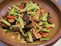 -阿瓦山寨·湘菜现炒·剁椒鱼头王(咸阳总店)