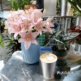          🌸鲜花店里喝咖啡☕️