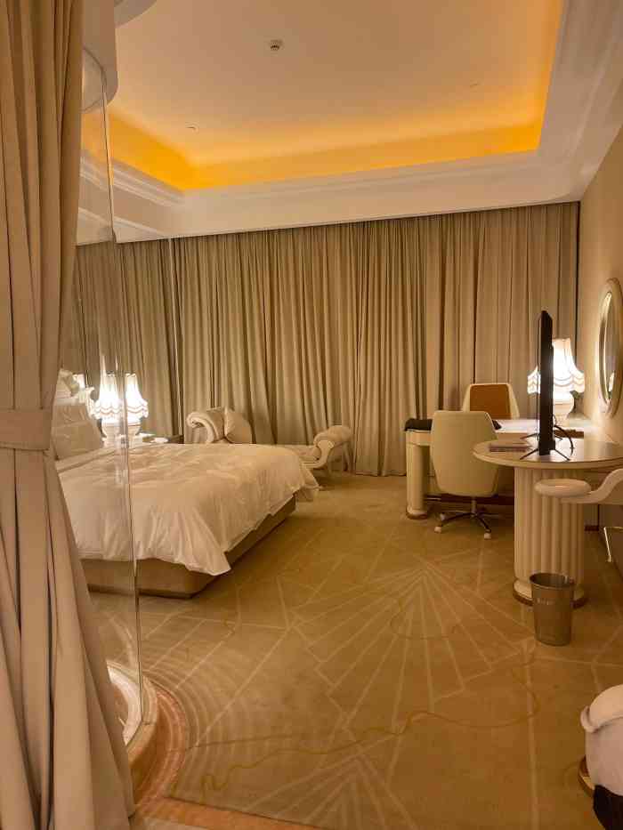 南京白金汉爵大酒店-"房间设施:床,浴缸,淋浴 一应俱全 .