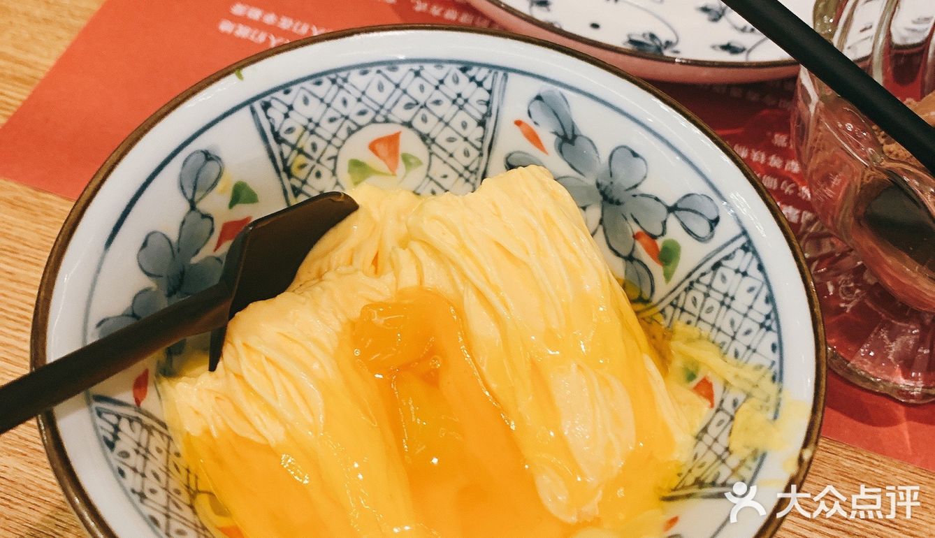 这家小有名气，所以和朋友来吃，点的寿喜和麻辣鸳鸯锅