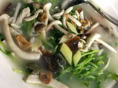 上汤菌豆苗-水磨农庄