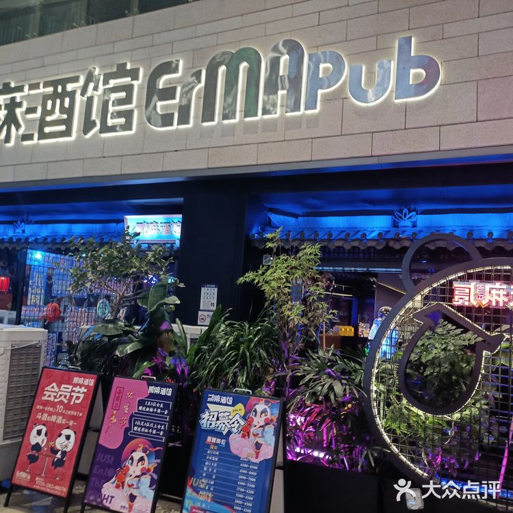 特别是到了晚上，所有店家的灯光打开后特别好看哦