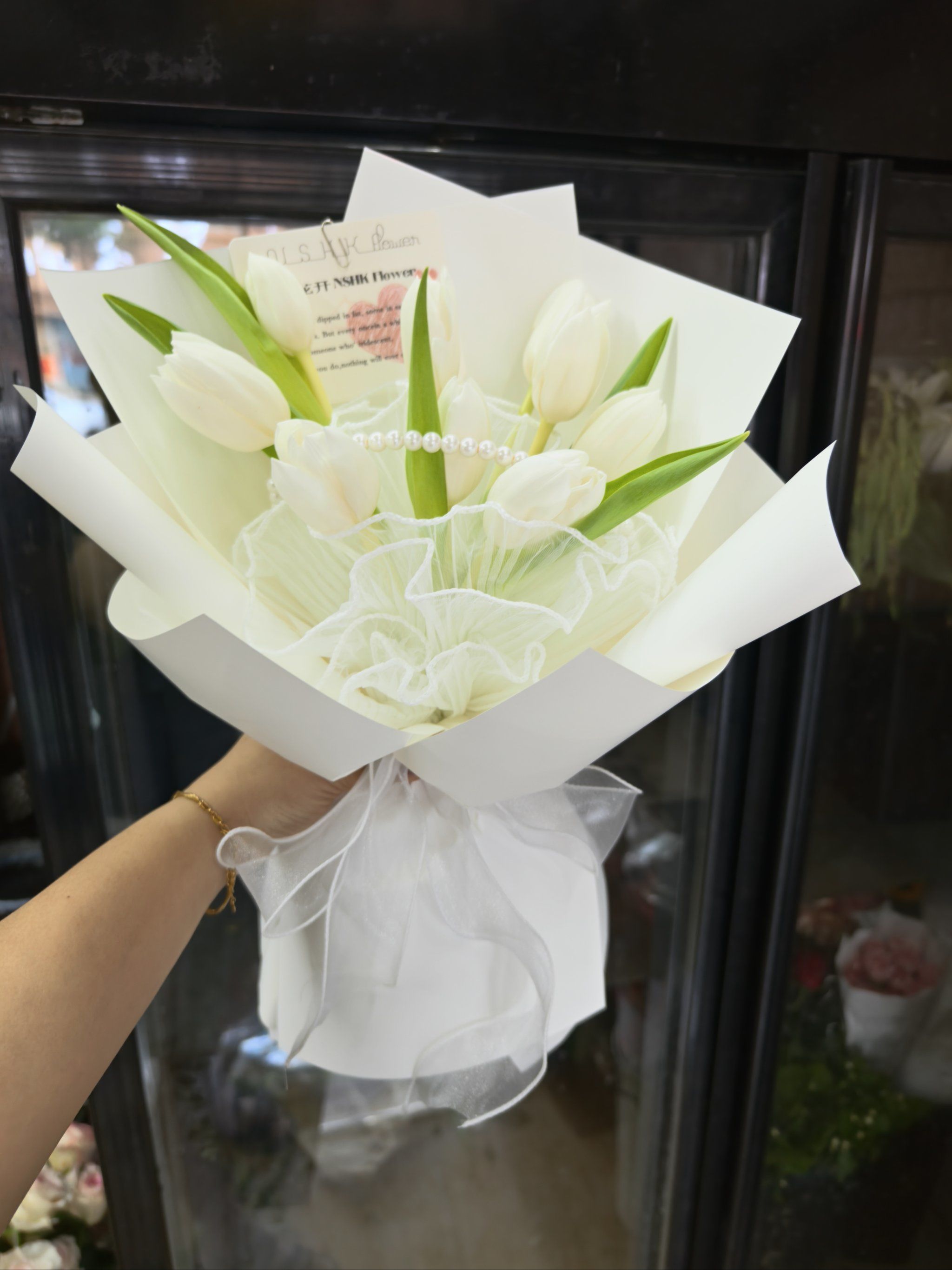 清新白色郁金香花束