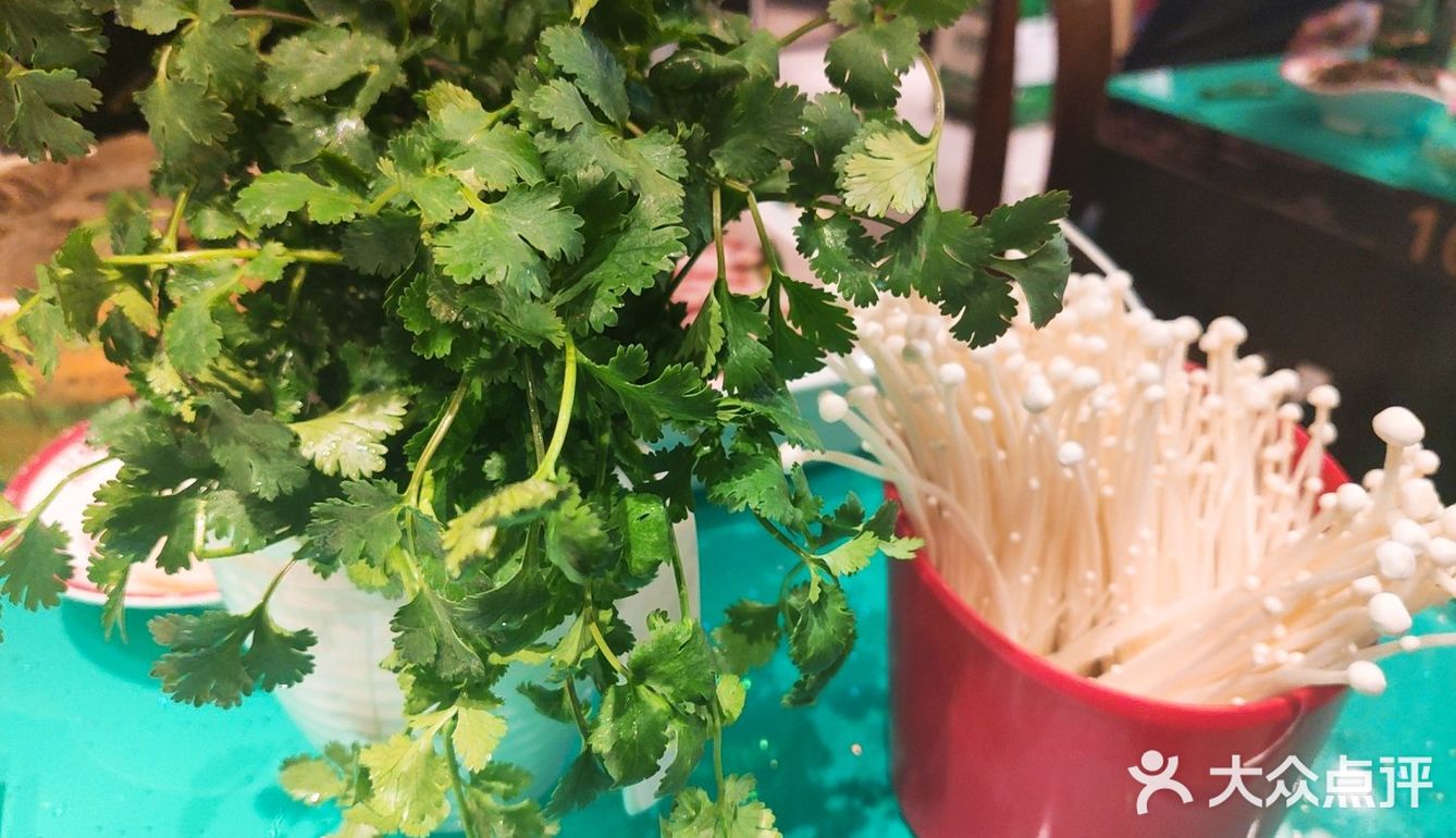 虾滑好吃能吃出真真实实的虾锅底是怡宝矿泉水