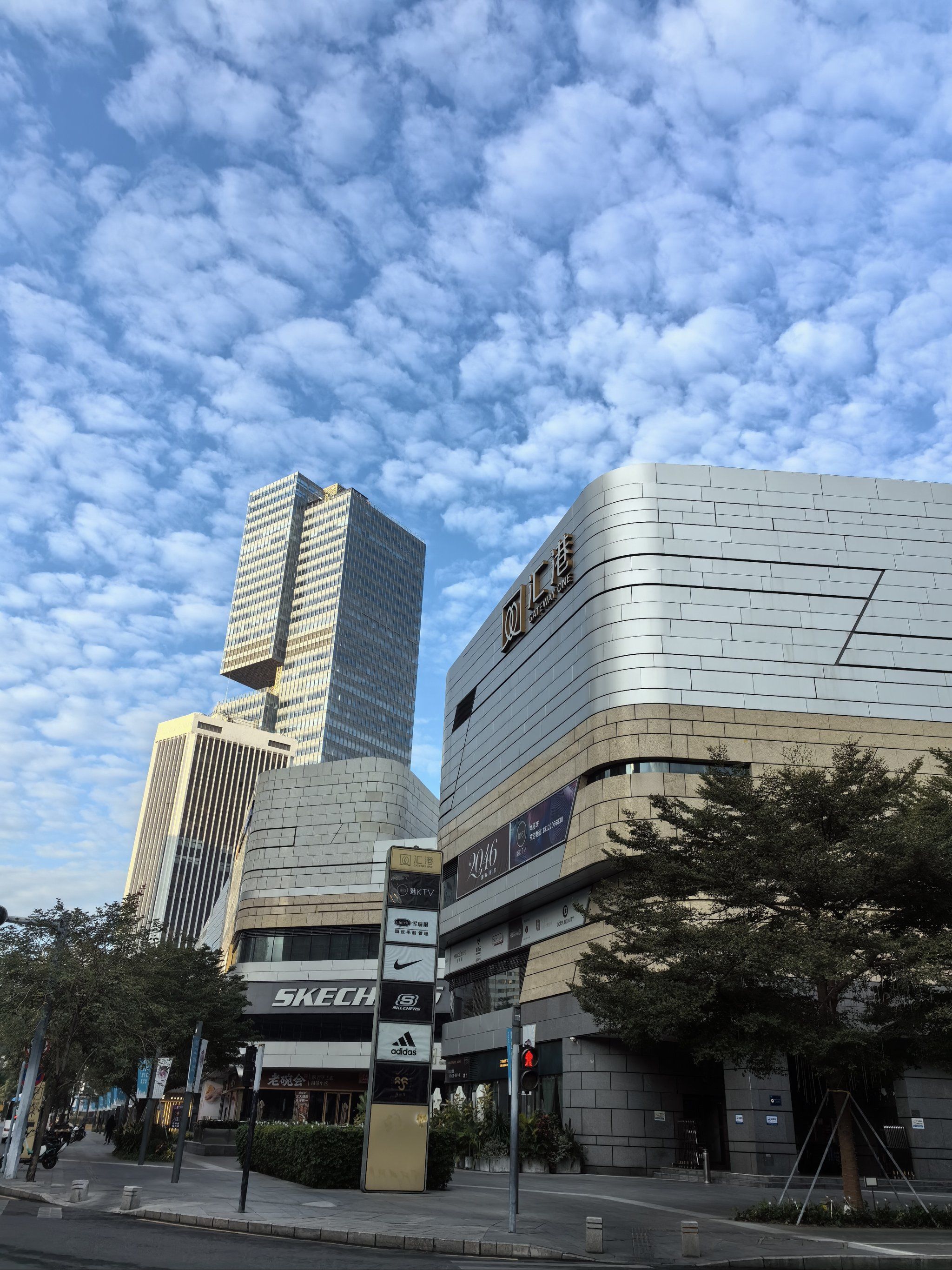 汇港商场位于中国广东省深圳市蛇口海上世界,是一个大型的购物中心,由