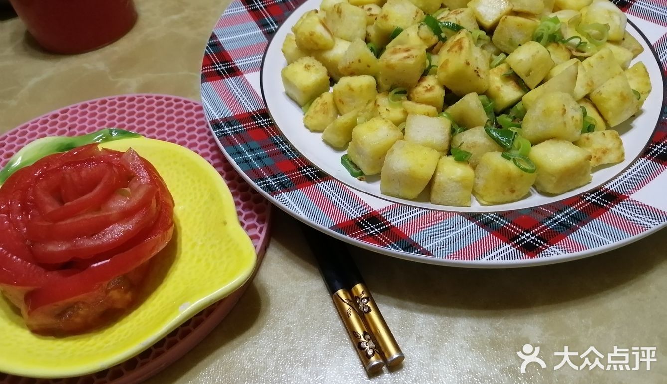 切一个西红柿。吃完西红柿就挺饱的了