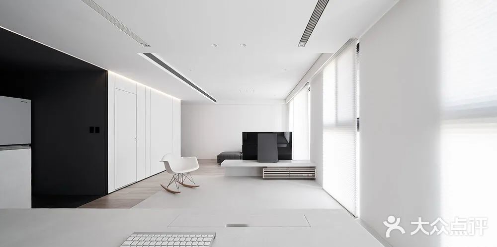 仅需要一间卧室，所以设计师在格局上做了很大改变