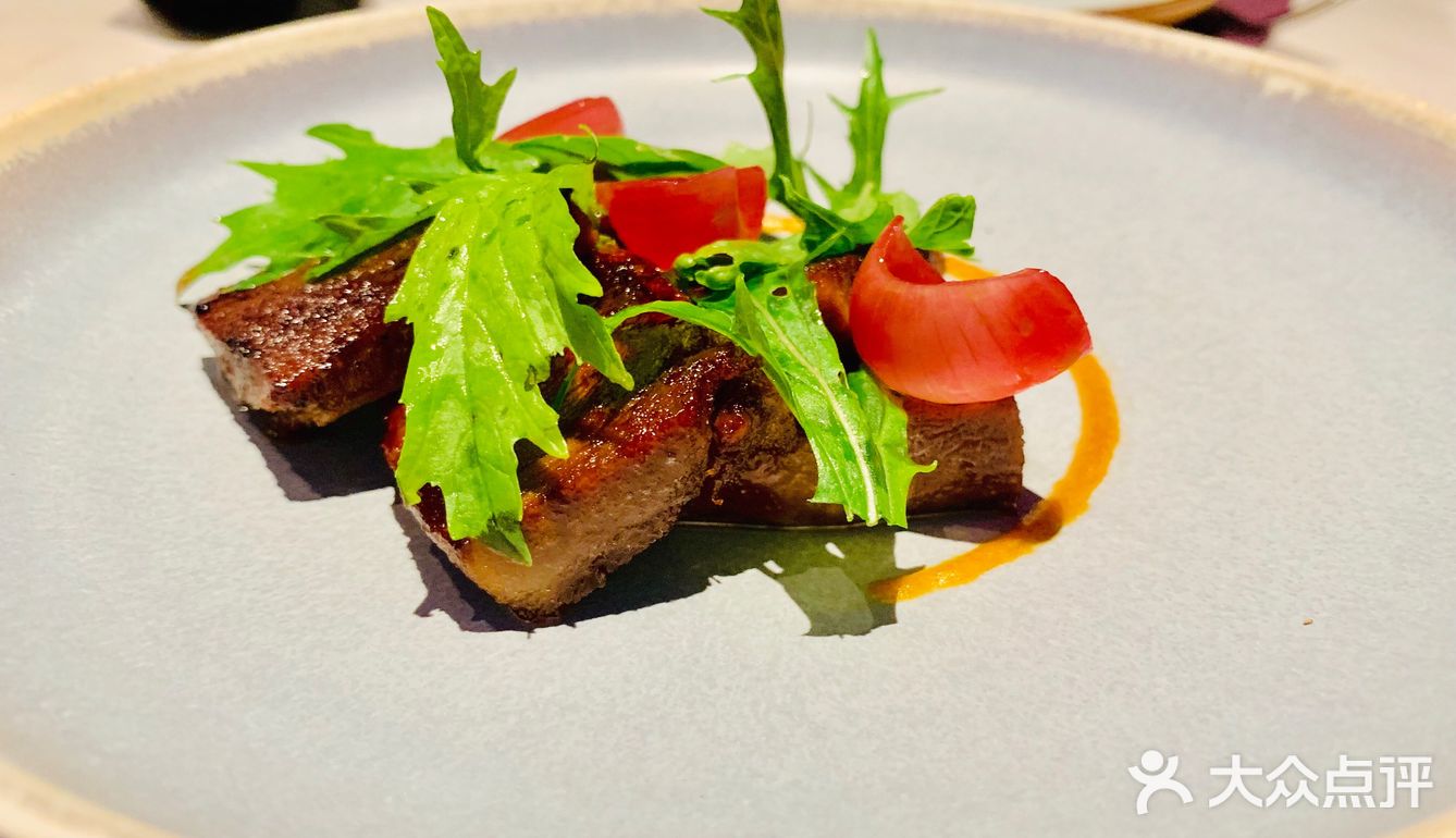 使劲凹造型拍视频，好看极了 然后是菜品