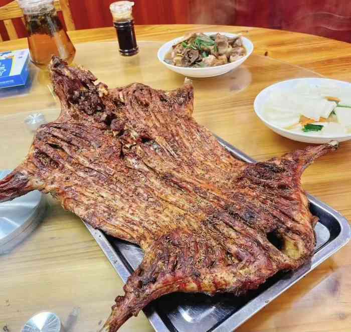 岭上人家岭峰古楼烤全羊-"开了几公里的山路,晚上来的,一到地方被岭.