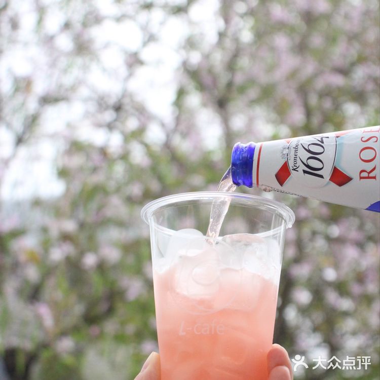 樱花季怎么少得了嘉士伯1664桃红啤🥂