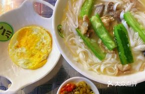 Minced Meat Noodle Soup with Fried Egg and Drink
