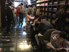 -钟书阁(松江泰晤士小镇店)