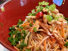 椒麻鸡丝凉面-面上有光