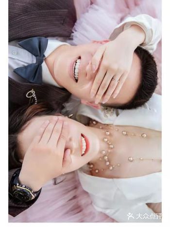他們家的婚纱照风格都是当下比较流行的,非常喜欢他们家