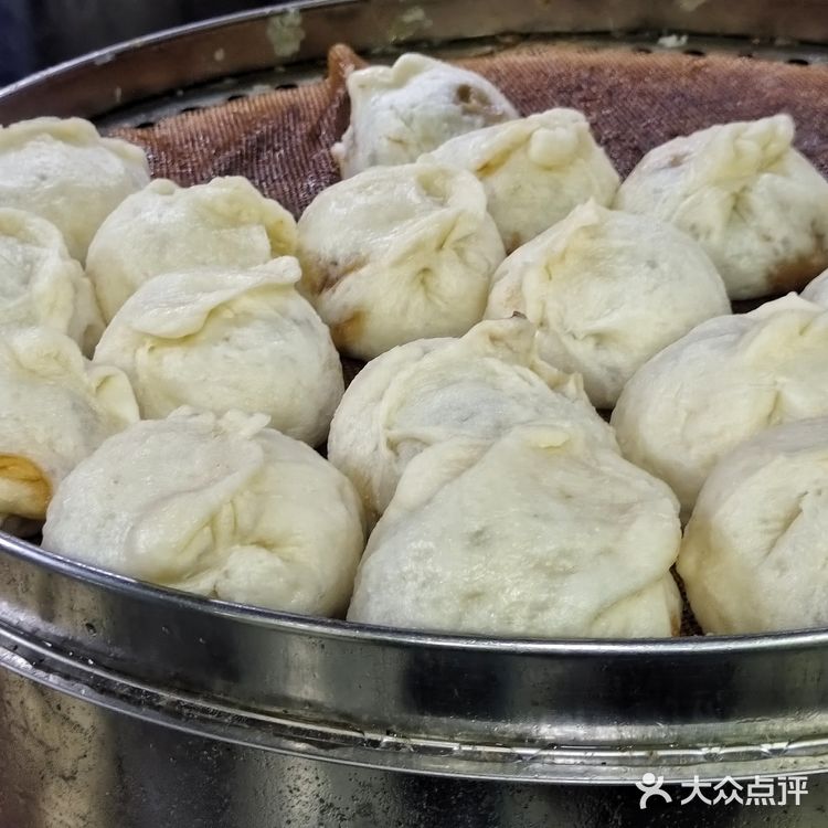 洪记小吃2.5一个的包子还不错          喜欢牛肉馅