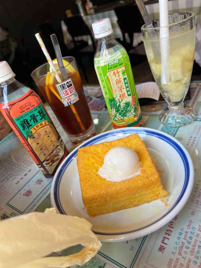 大三巴茶餐厅-"为了等大三巴牌坊的投影视频,在这旁边的餐.