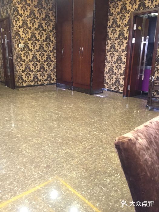 鞍山大白鲨美食酒店图片