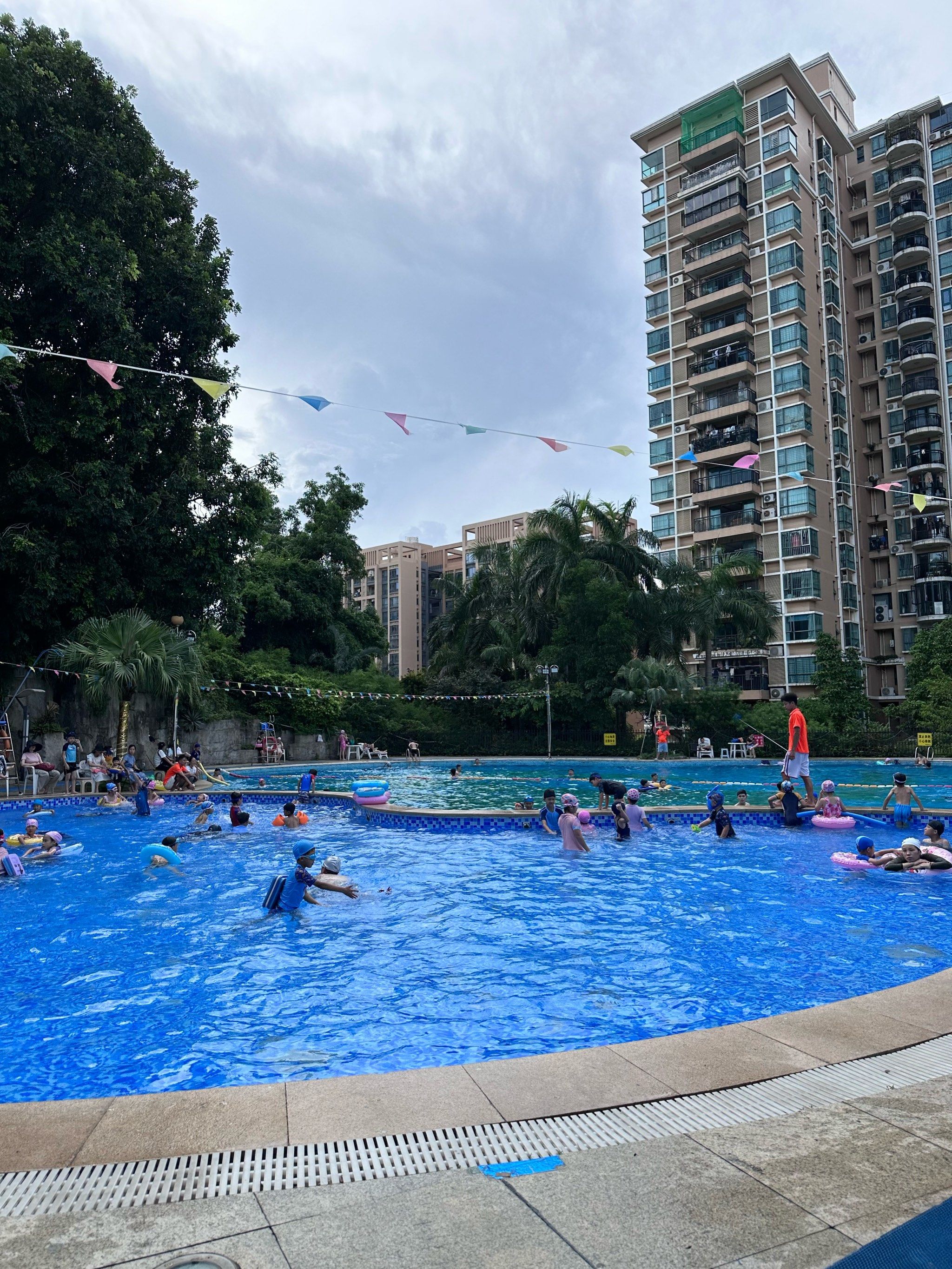 小区里的游泳池🏊