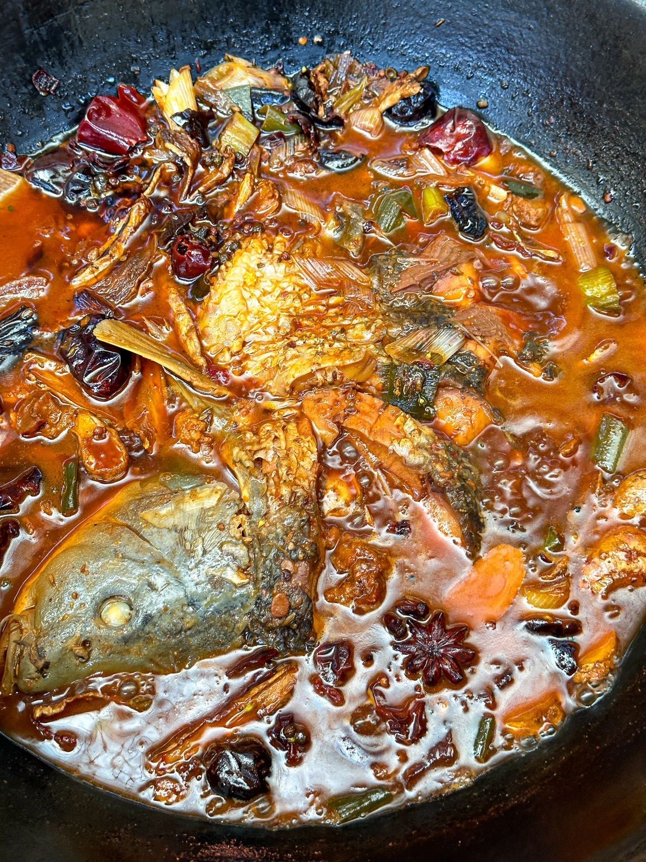 专门就是来打卡超火爆的灶台鱼,每天从密云水库打捞的鱼肉