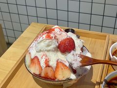 草莓生乳冰-怪物的冰与火(天虹商场中山路店)