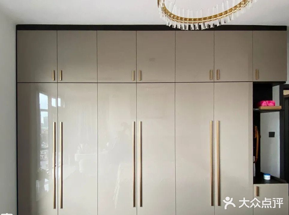卧房采用睡眠区与储物区分离的设计，线条简洁光滑的门板