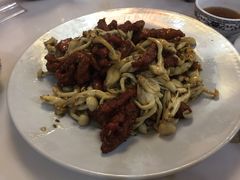 牛肉炒鲜菇-抹直口特色菜馆(一店)