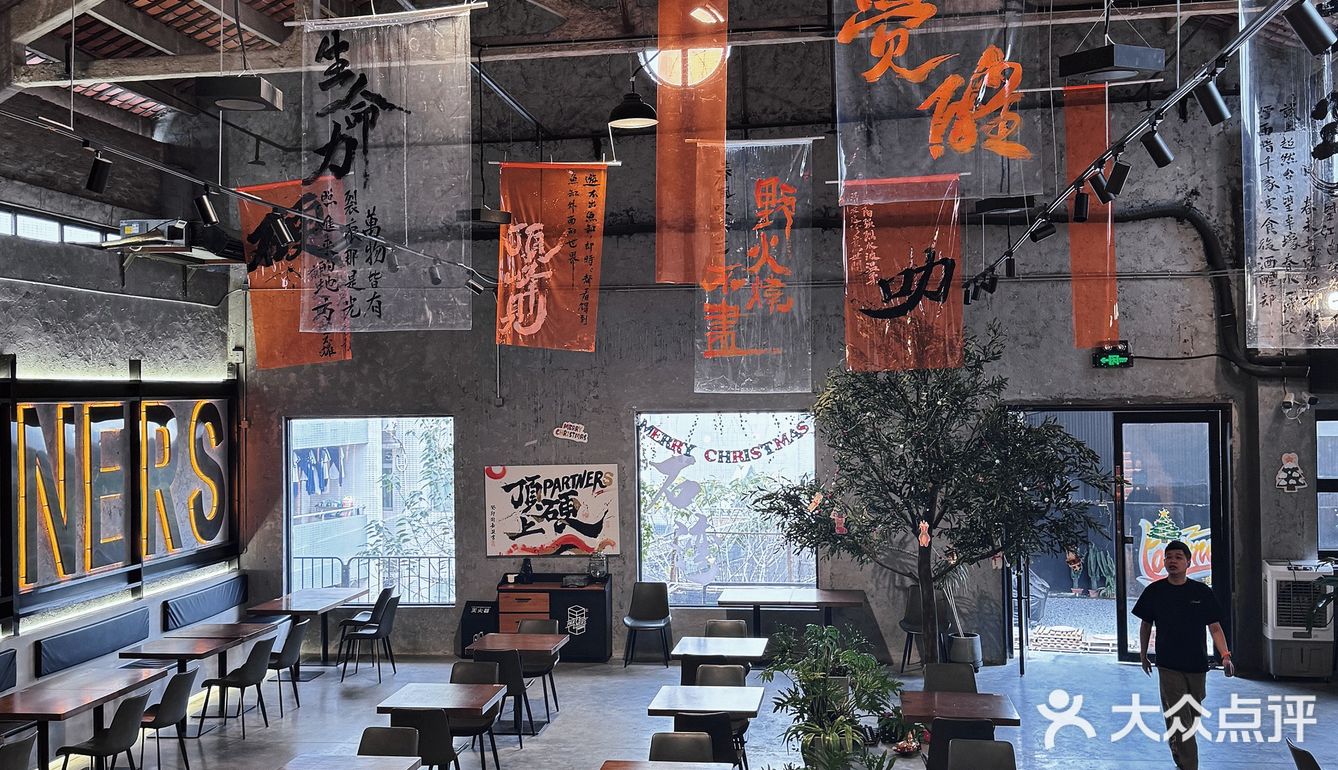 真的好喜欢空间大的咖啡店 不拥挤就来佛山吧