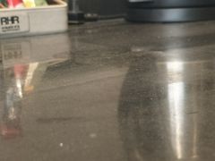 桌面上一层土-玫瑰汤泉酒店