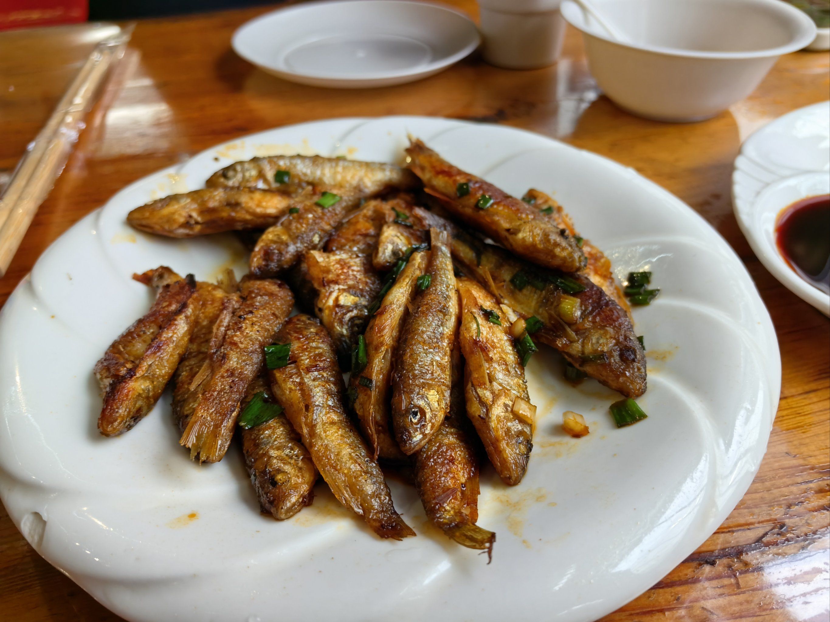 被店名吸引的,挺互联网感觉的装修,土菜味道很好,红烧溪鱼入味,白斩鸡