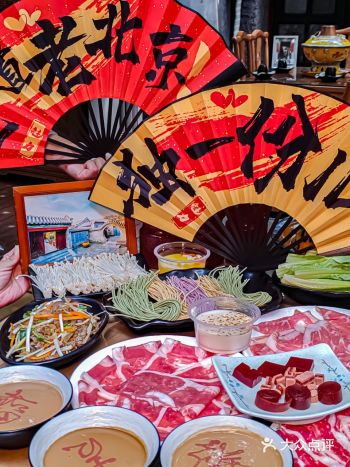 胡同里的老北京铜锅涮肉，就是地道
