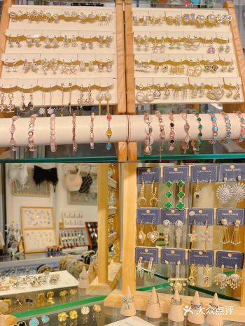 中街有家网红饰品店 里面有耳环 项链 戒指手链