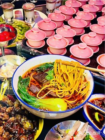 贰麻酒馆是一家非常有特色的酒馆，风格现代温馨