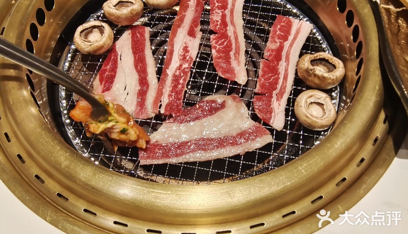 在牛角吃烤肉会验证烤肉吃五分或七分熟真的肉质口感会绝佳