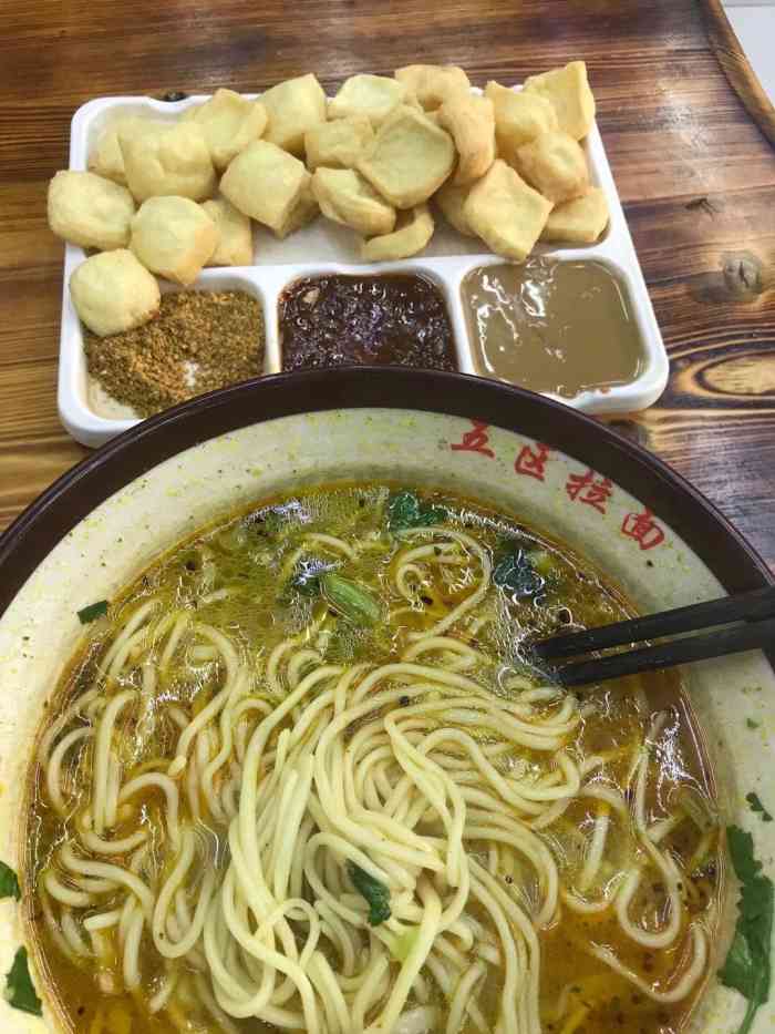 大港区拉面(翔纬路店)-"到金狮这边办事 晚八点左右寻觅了这家小店.