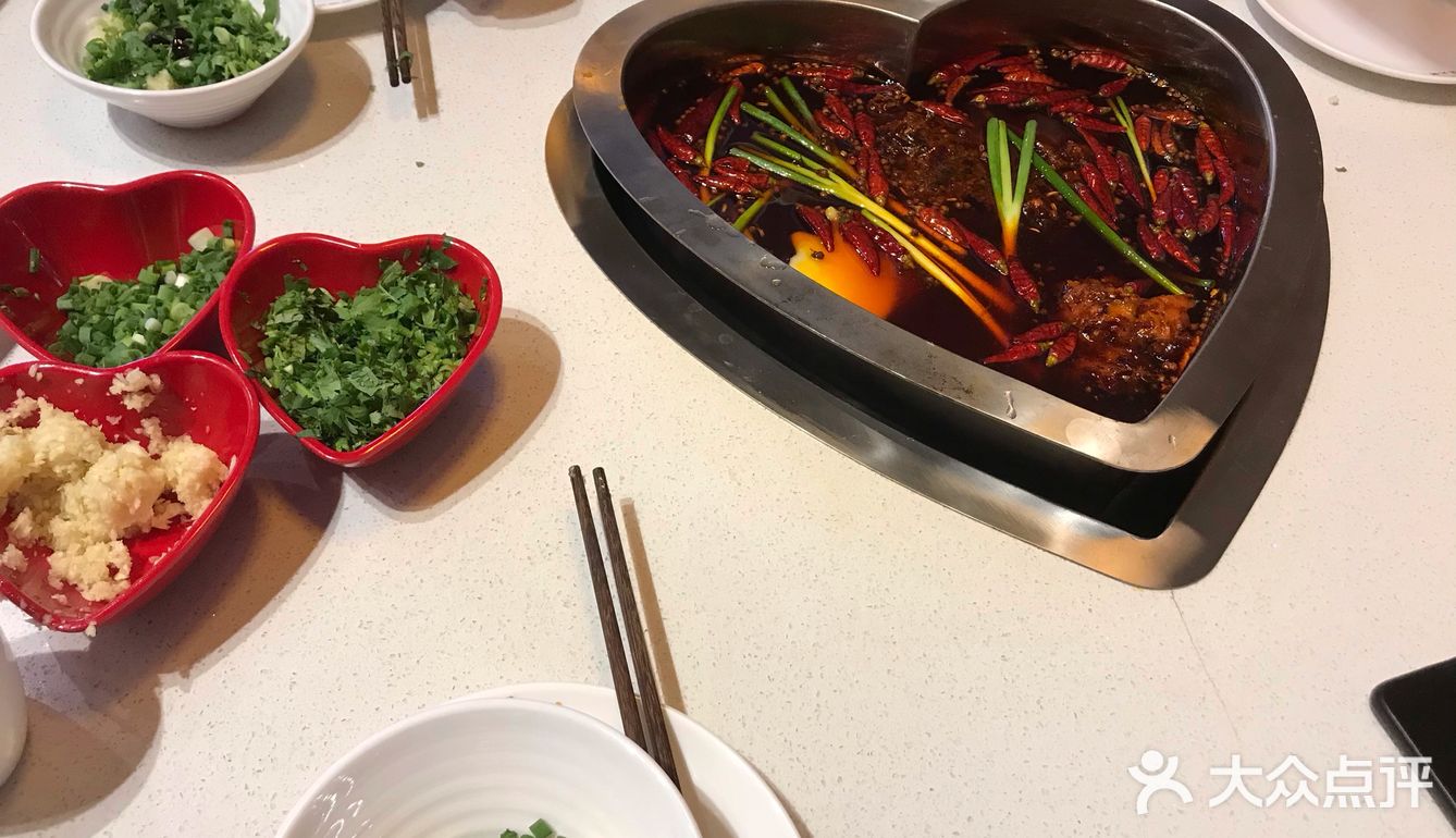 锅底还是心形的感觉是比较新派的火锅吧推荐品尝