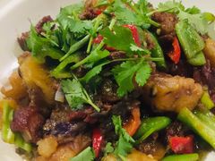 小黑猪肉炖茄子土豆-谷朴东北菜