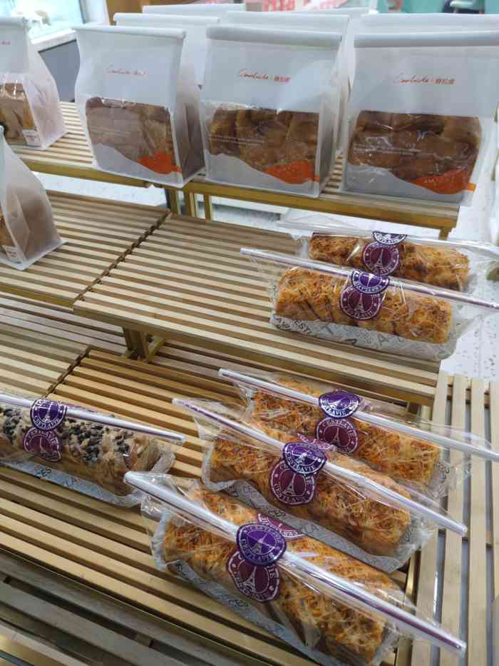 赛拉维(博乐里店)-"口味挺好,地方略小.有的服务很热情,有的.